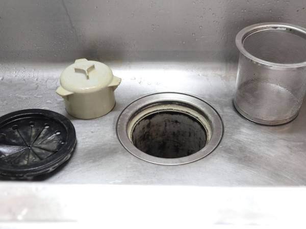 その手があったか！　排水溝のごみカゴ掃除にフリーザーバッグが効果抜群