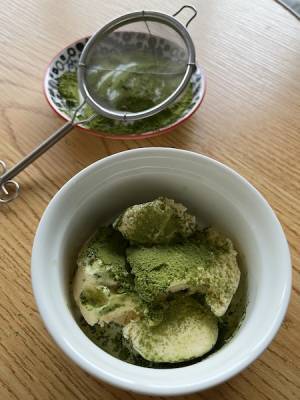 安直すぎても誰もやらないよね？　市販のバニラアイスに抹茶振りかけが地味うまい