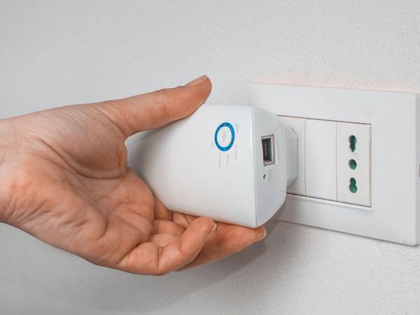 魔法のコンセントと噂の『スマートプラグ』　その未来感に「すごい便利」「これ欲しい」