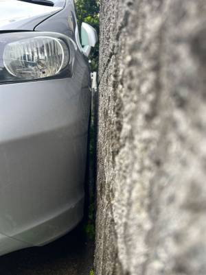 「どう？簡単でしょ？」　都内『狭小住宅』での駐車光景に「自分には無理！」