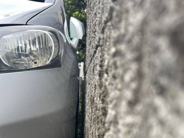 「どう？簡単でしょ？」　都内『狭小住宅』での駐車光景に「自分には無理！」