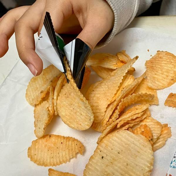 手を汚さずにお菓子を食べるには？　幼稚園に通う娘がしていたことに「賢すぎる！」