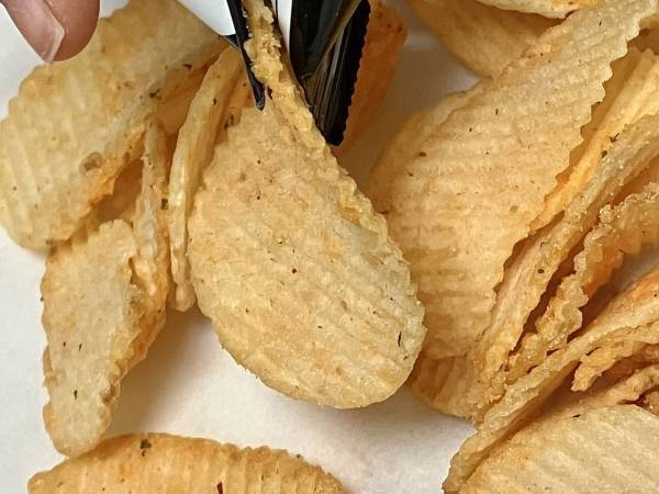 手を汚さずにお菓子を食べるには？　幼稚園に通う娘がしていたことに「賢すぎる！」