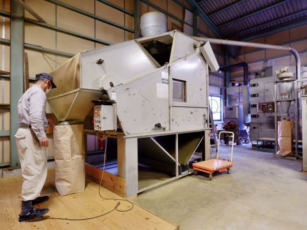 揚げ油に次々とダイブ！　『ビッグカツ』の製造工程が「ずっと見てられる」「おいしそう」