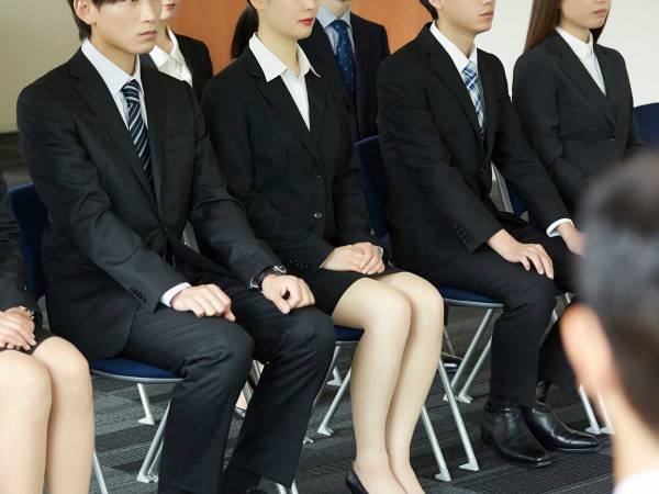 入社式で水をぶっかけられた新入社員たち　容赦ない洗礼にも、なぜか笑顔なワケとは？