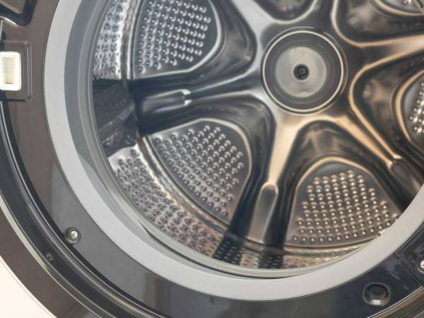 ドラム式洗濯機の隙間にはさまっていたのは？　フワちゃんの投稿に「まさに棚ぼた」「ラッキー」