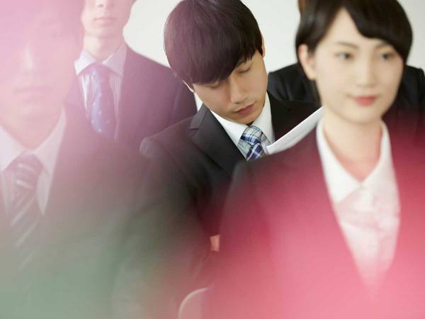 入社式で居眠りをした新入社員が？　日清カップヌードルの投稿に「社会って恐ろしい」