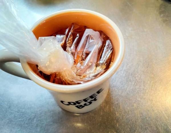 コーヒーカップになるほど！　味付け卵作りの漬け汁が節約できる凄技とは