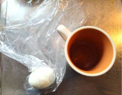 コーヒーカップになるほど！　味付け卵作りの漬け汁が節約できる凄技とは