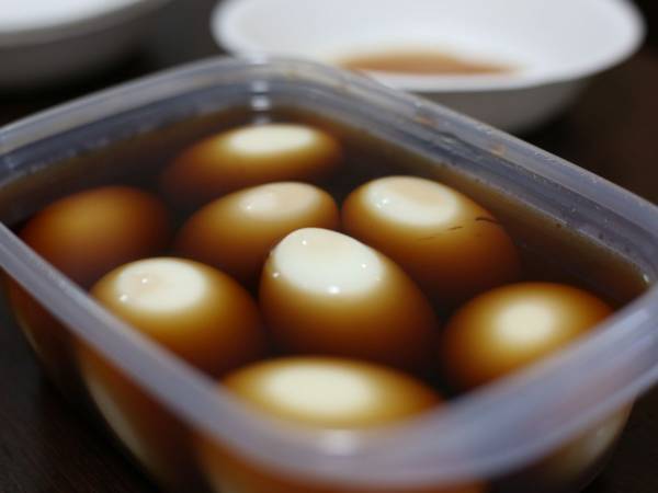 コーヒーカップになるほど！　味付け卵作りの漬け汁が節約できる凄技とは