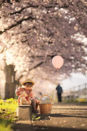 「思い出に残る」「幸せのすべて」　『お友達』と花見する１歳の女の子が話題に