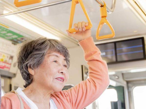 混雑する電車で、マダムが発した『ひと言』　乗客が道をあけた率直すぎるその内容とは？