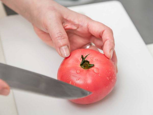 トマトの種が出ない切り方は？　スーパーの青果部が投稿した『コツ』が役に立つ