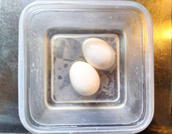 「気持ちいい！」「それだけで！？」　史上最も爽快なゆで卵の殻を剥く方法