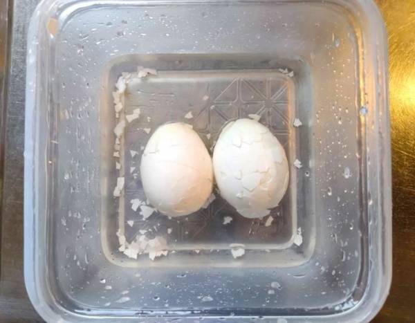 「気持ちいい！」「それだけで！？」　史上最も爽快なゆで卵の殻を剥く方法