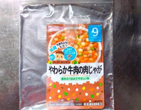 スプーンですくうのも簡単！　パウチ型ベビーフードを立たせておく方法が一石二鳥