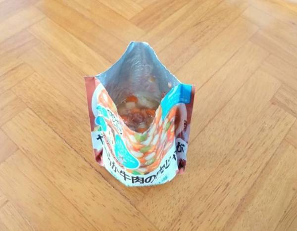 スプーンですくうのも簡単！　パウチ型ベビーフードを立たせておく方法が一石二鳥