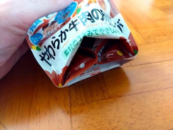 スプーンですくうのも簡単！　パウチ型ベビーフードを立たせておく方法が一石二鳥