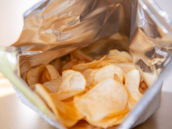 食べかけのポテチの袋を一瞬でたたむ方法に「めっちゃすご」「知らんかった」