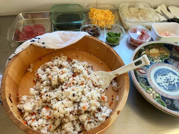 「チートすぎる」「確かに使える」　まさかのドライヤーを使った酢飯づくりが斬新