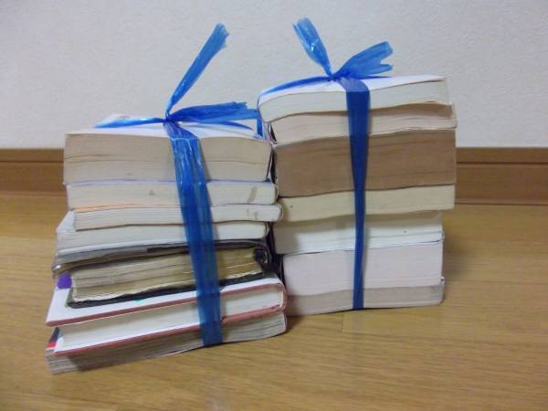 「簡単すぎ」「秒でできる」　一瞬で本をまとめるビニール紐技がすごい