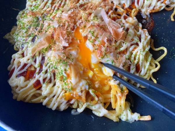 まるで錬金術！　焼きそば麺でカリモチお好み焼きを作る発想に「やばい天才」「真似する」