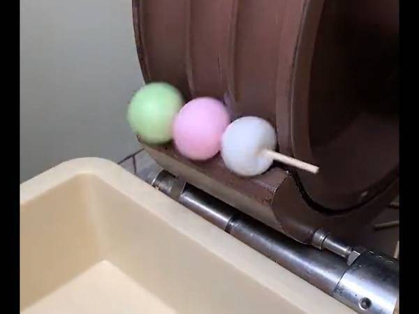 三色団子が量産される光景に「知らなかった」　動画に衝撃を受ける人が続出