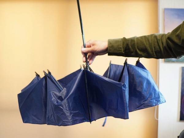 濡れた折り畳み傘をバッグに入れておく方法に「頭いい」「目からウロコ」