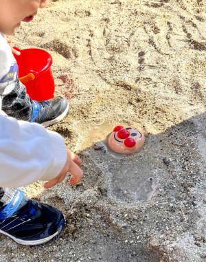 「お風呂あったかいね」　４歳児の砂遊びが、ちょっぴり残酷だった　「拷問ですか」「笑った」