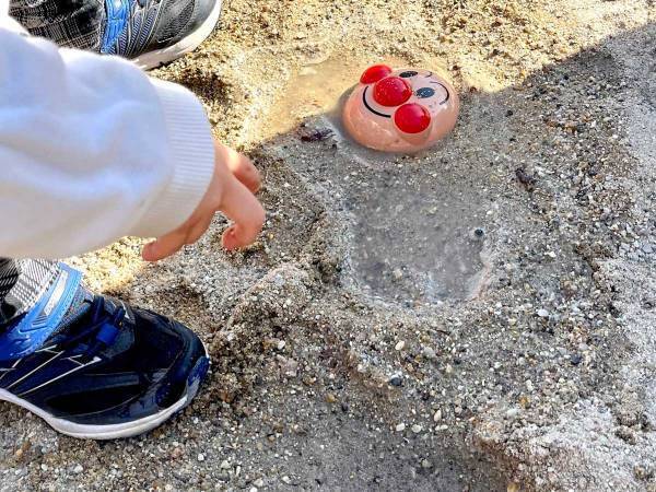 「お風呂あったかいね」　４歳児の砂遊びが、ちょっぴり残酷だった　「拷問ですか」「笑った」