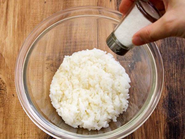 冷凍ご飯がおいしくなる方法？　レンジでチンした後に『アレ』をかけて！