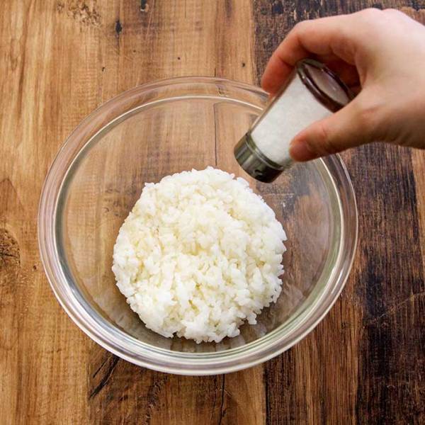 冷凍ご飯がおいしくなる方法？　レンジでチンした後に『アレ』をかけて！