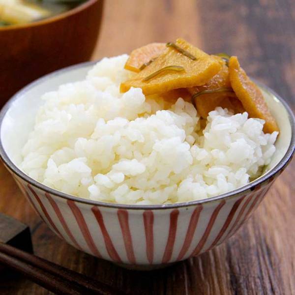 冷凍ご飯がおいしくなる方法？　レンジでチンした後に『アレ』をかけて！