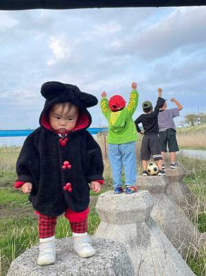 ４兄弟が写された１枚、四男だけが不満げで…？　その理由に「笑ったわ」「かわいすぎる」