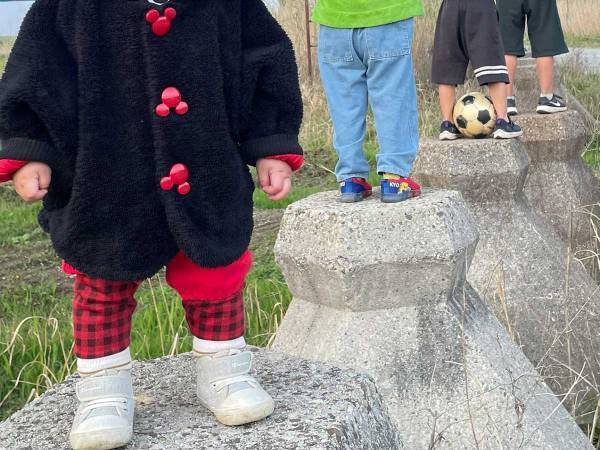 ４兄弟が写された１枚、四男だけが不満げで…？　その理由に「笑ったわ」「かわいすぎる」