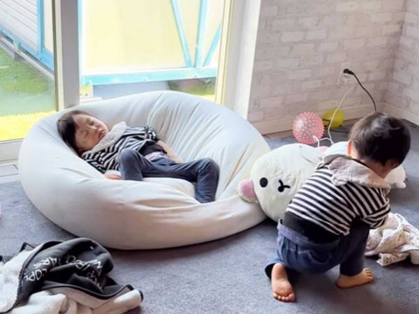 いつも強気な兄が爆睡　隙だらけの姿を見て、弟がとった行動に「感動」「ちょっとハラハラ」