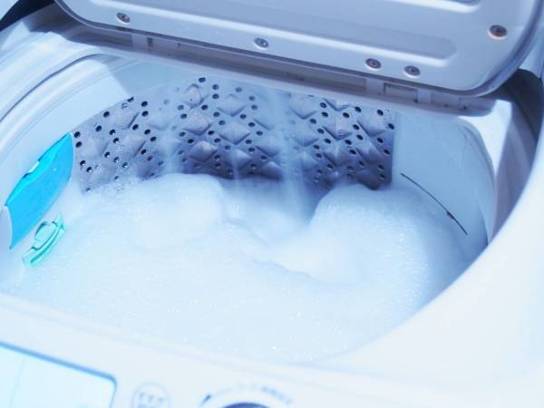 何この汁？　レースカーテンを２年越しに漂白剤に漬けてみた結果…