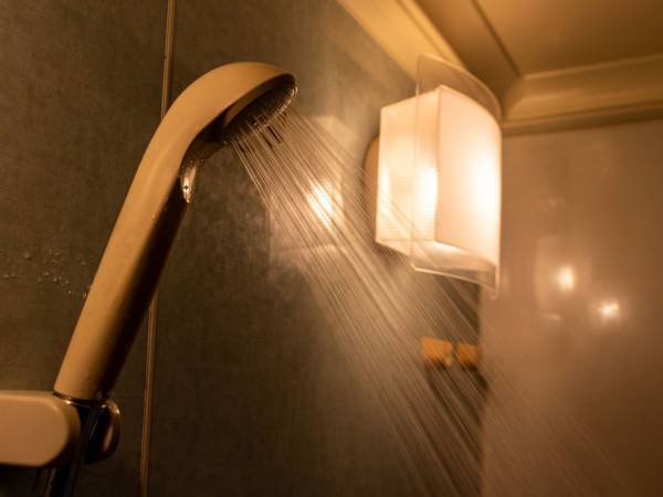 この価格でお風呂が映画館に！？　バスタイムの神アイテムに「欲しい」「これ便利」