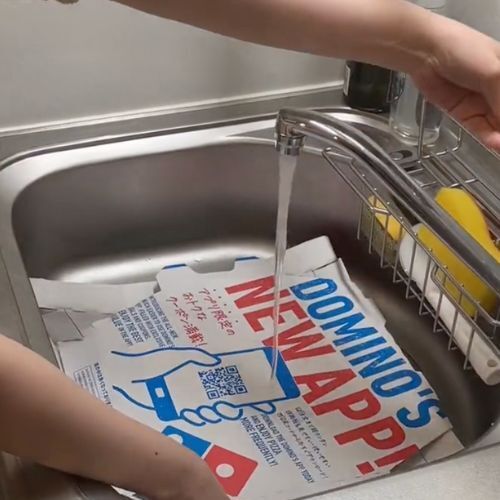 ピザの箱をスマートに畳む方法に「めっちゃ便利」「実用的！」