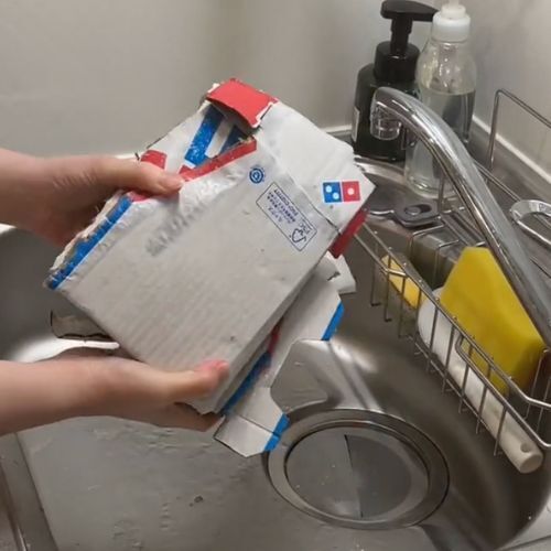 ピザの箱をスマートに畳む方法に「めっちゃ便利」「実用的！」