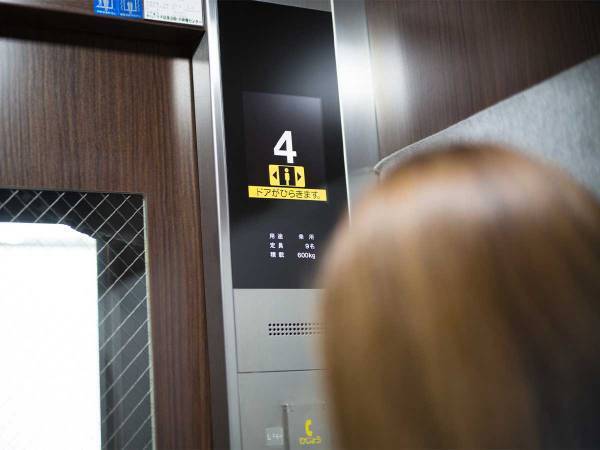 マダムの『呼びかけ』に「不快にならない」の声　満員のエレベーターで…