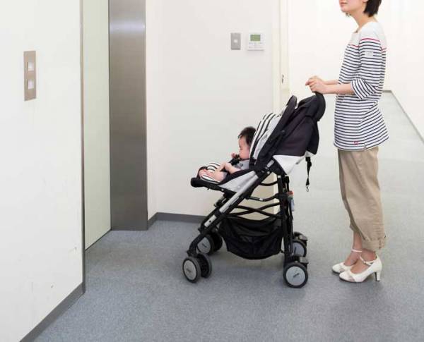 マダムの『呼びかけ』に「不快にならない」の声　満員のエレベーターで…