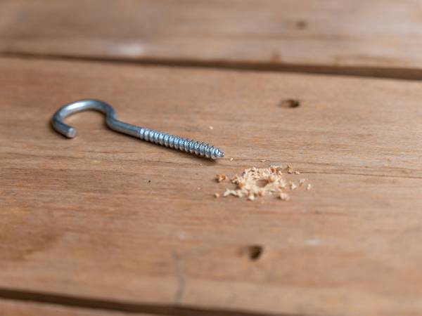 ネジフックを効率的に取り付けるには？　企業のライフハックに「天才か！」