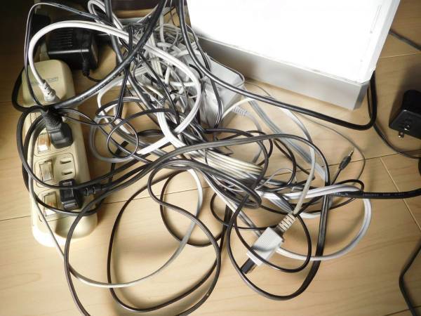 「天才」「こういうの求めてた」　ごちゃごちゃ配線を一掃する整理テクに感服