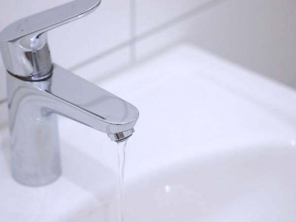 もうクエン酸が手放せない！　浴室の鏡をピカピカにする方法が「グッドアイディア」