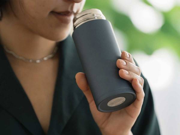 「タンブラーや水筒の底面シールは剥がさないで」　意外な事実に「そんな理由があったとは…」