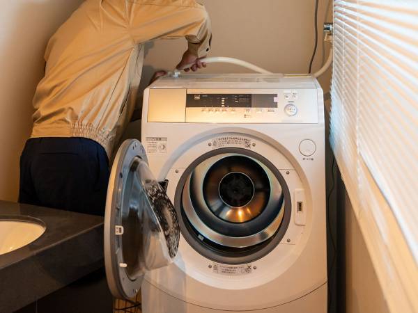 洗濯機がガタガタと揺れてうるさい！　原因に「初めて知った」「そんなものがあるとは」