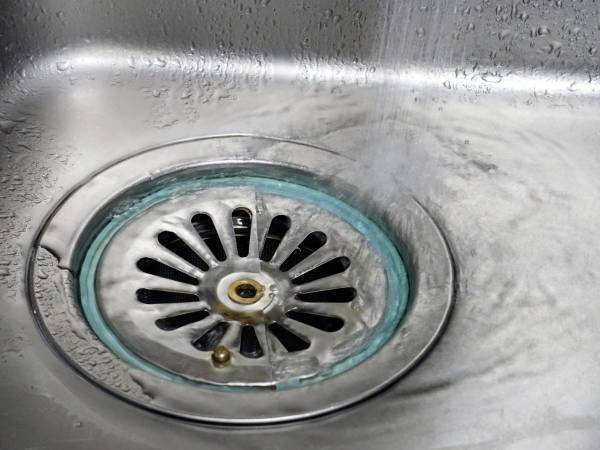 アレをかけて５分待つだけ！　シンクの排水口の臭いを消す方法がすごい