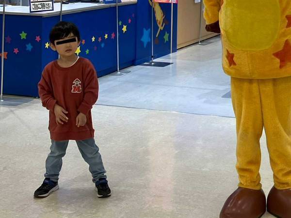 おもちゃ店の前で固まった幼い兄弟　視線の先には？　「大人が見ても怖い」「目力が…」