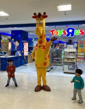 おもちゃ店の前で固まった幼い兄弟　視線の先には？　「大人が見ても怖い」「目力が…」